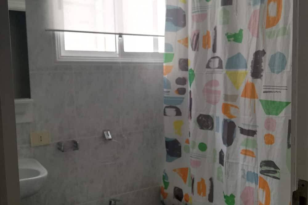 Foto 11 von 26: Geräumiges und helles Apartment mit 3 Schlafzimmern, Wohnzimmer mit Küche / Esszimmer und 1 Badezimmer.