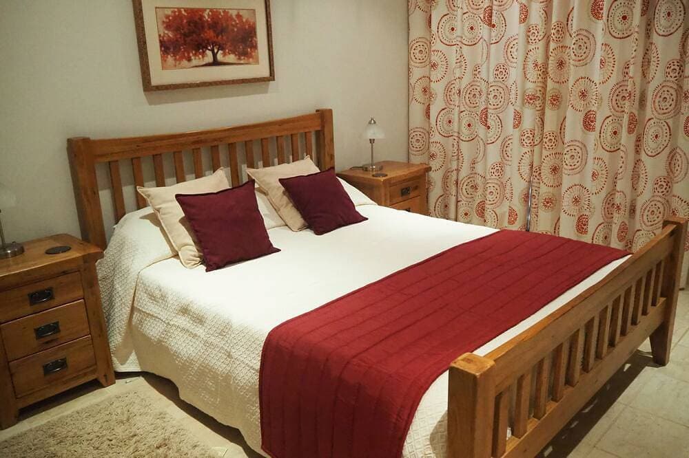 Foto 3 von 30: Atemberaubende 3 Schlafzimmer Reihenhaus, nahe dem Pool, in der Ansicht, Salema