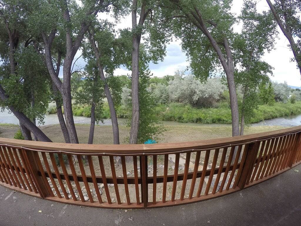 Foto 3 von 48: Kombinieren Sie Wintersport mit Canyon Trails und Backyard Fishing ... alles an einem Ort
