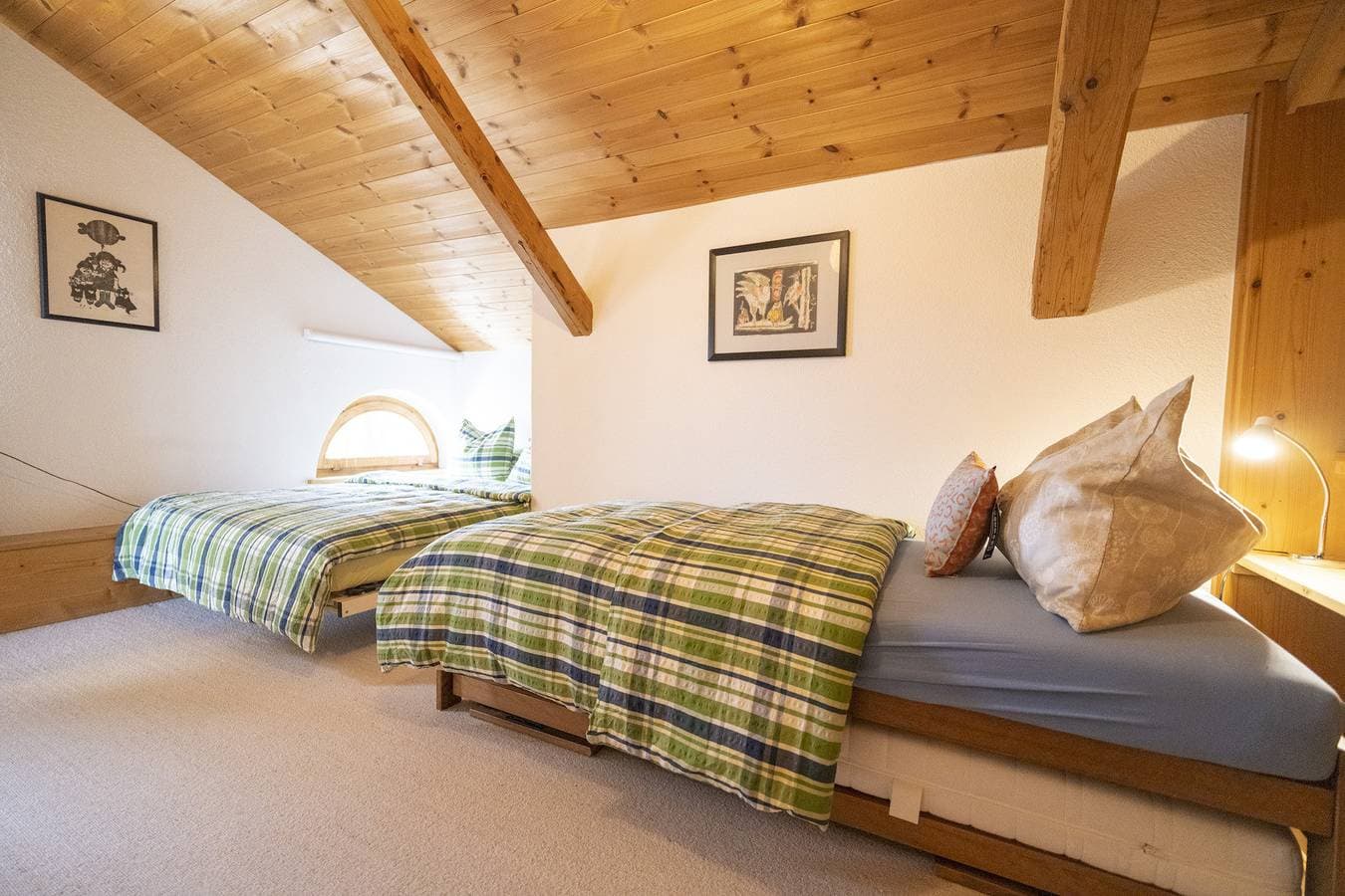 Foto 10 von 30: Chasa Rontsch Madlaina: Charmante 4.5 Zimmer-Dachwohnung mit Panorama-Aussicht mitten in Ftan