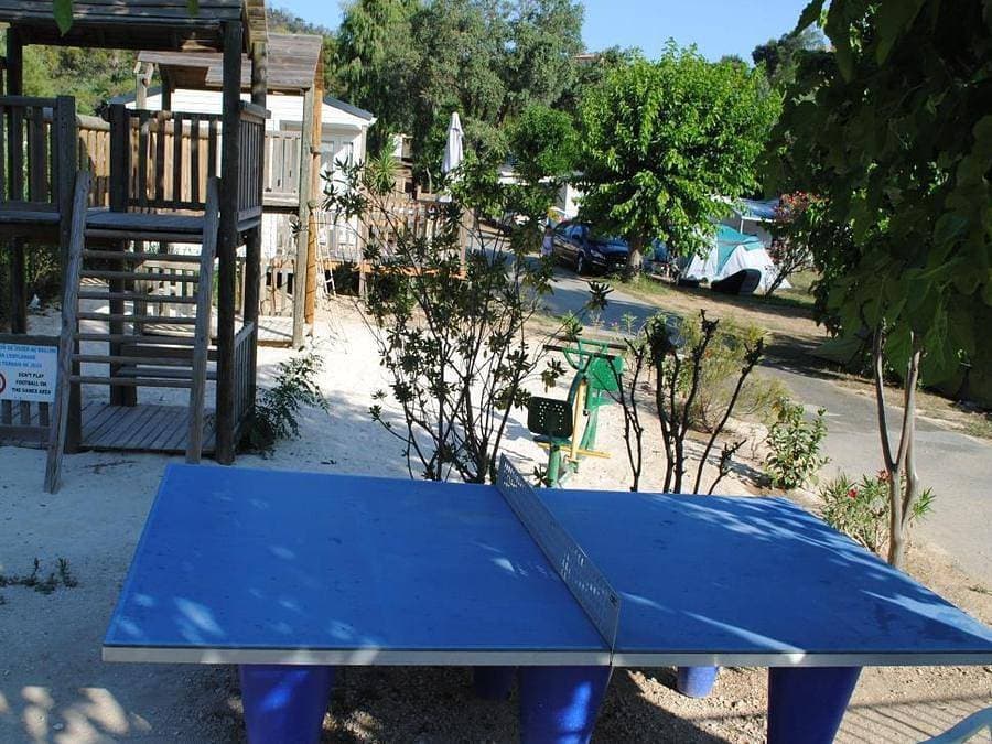 Foto 10 von 42: Camping Lou Cabasson - Chalet 2 personen - la Favière - überdachte Terrasse