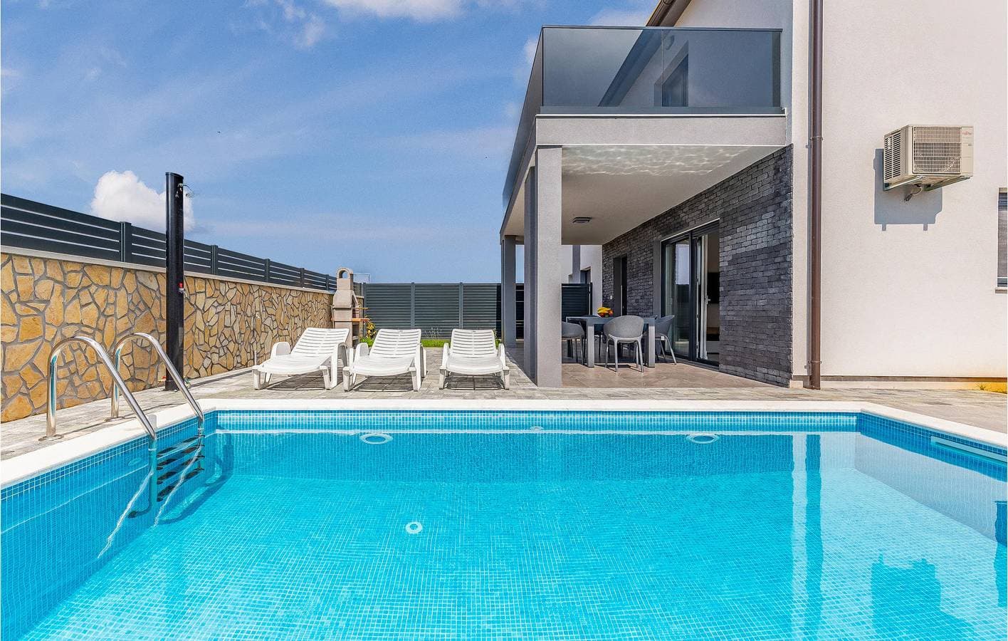 Foto 12 von 40: Charmante 130 m² große Wohnung mit Pool, Terrasse und WLAN in der Nähe des Stadtzentrums von Sisan