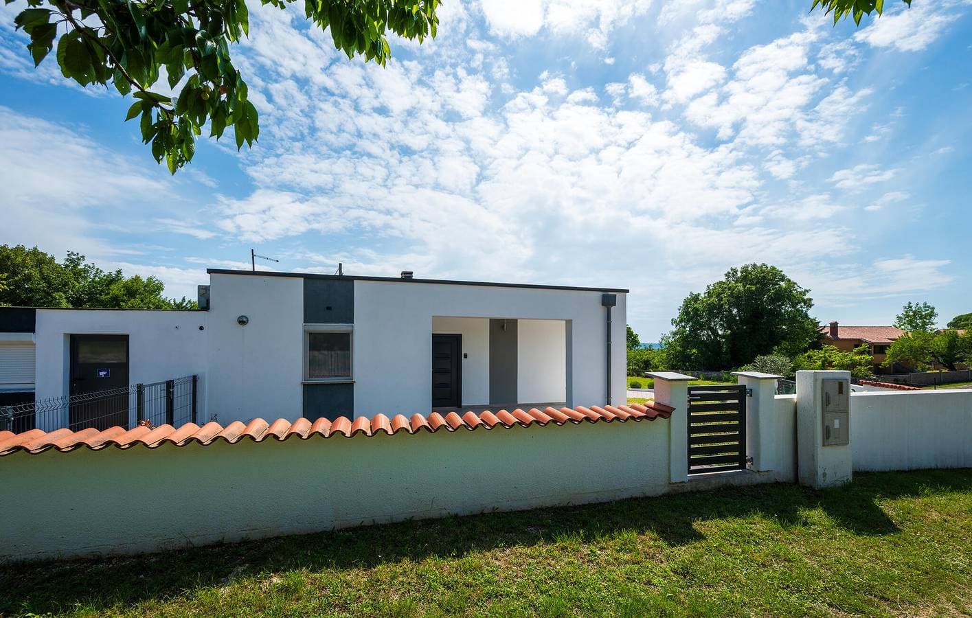 Foto 5 von 35: Geräumige 2-Zimmer-Wohnung mit Terrasse, Parkplatz und WLAN in Küstennähe