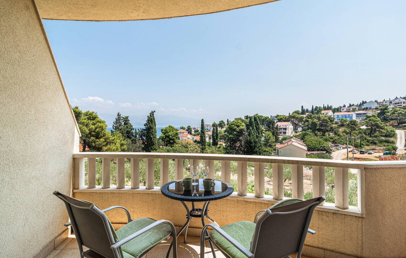 Foto 2 von 17: Gemütliche Ferienwohnung mit Meerblick, Terrasse, WLAN und Parkplatz – 2,5 km vom Strand entfernt