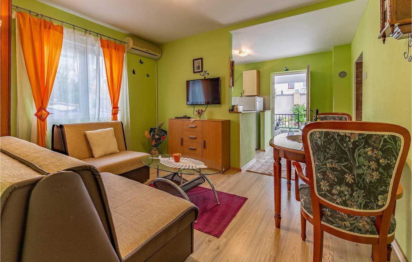Foto 10 von 19: Gemütliche Ferienwohnung mit Terrasse, Parkplatz und 1 km Entfernung zum Strand Bijela