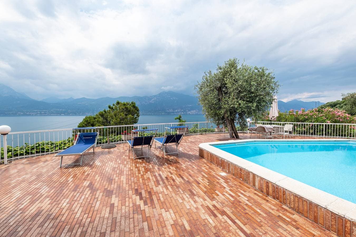 Foto 2 von 24: Ferienwohnung 'Villa Verde' mit Blick auf den See, Gemeinschaftspool und Klimaanlage