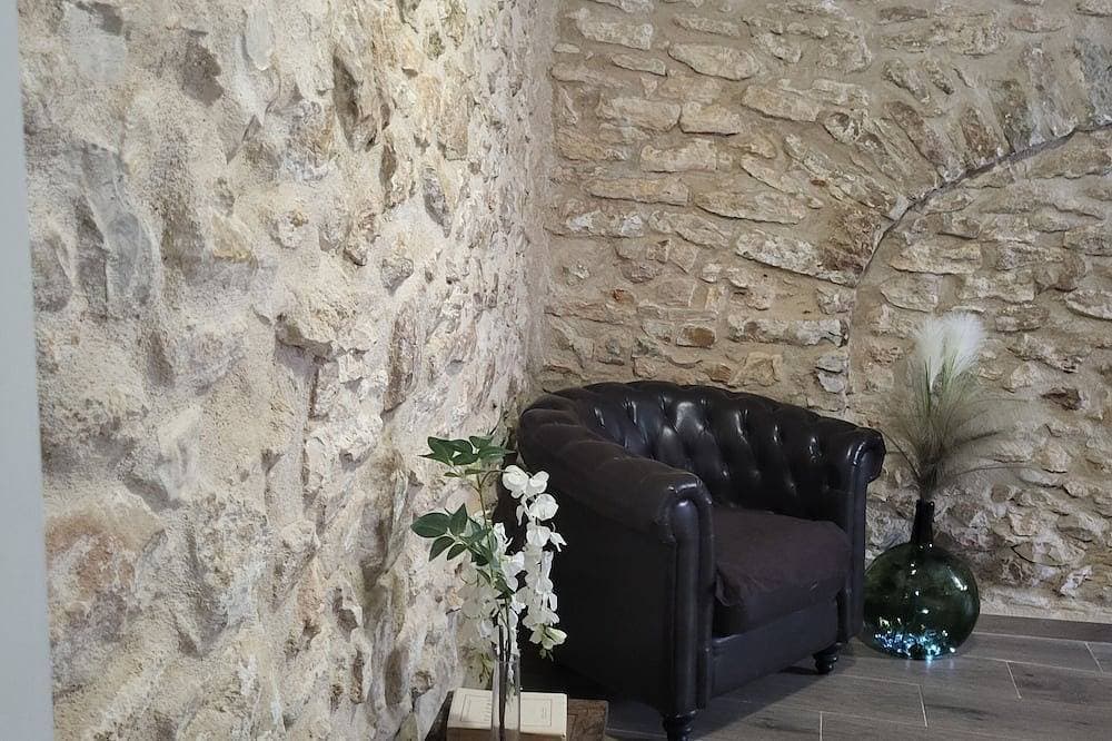 Foto 9 von 24: Rural tourist apartment with spa area. Main Square. Pb. Sant Jordi