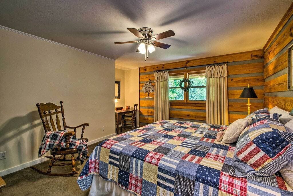 Foto 11 von 24: Bryson City Cabin w / Hot Tub & Deck - auf mehr als 2 Acres!