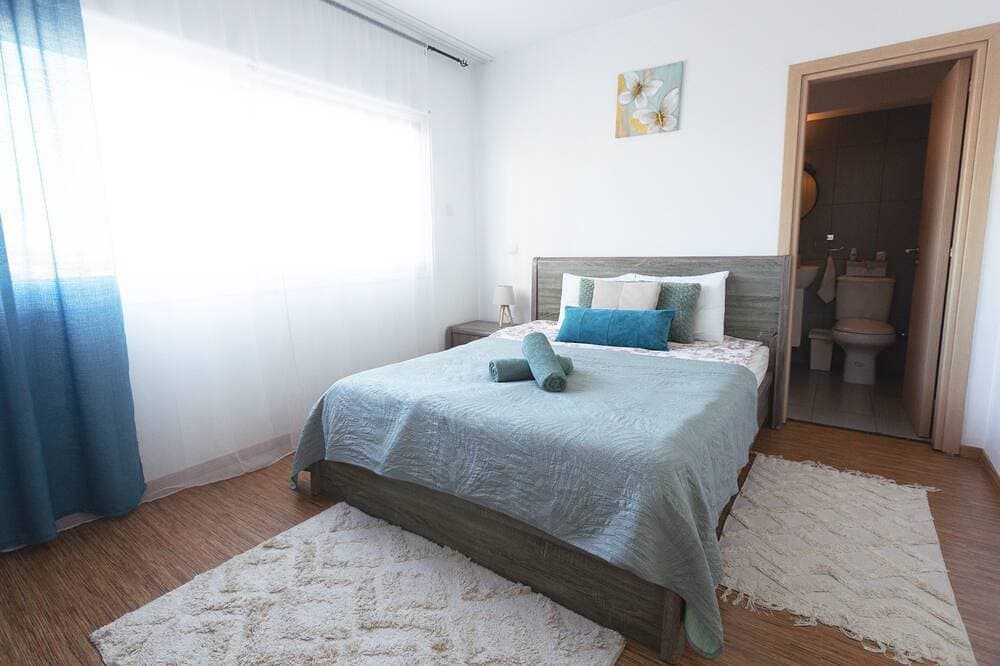 Foto 4 von 17: One-bedroom seafront apartment on Mackenzie with stunning sea views.