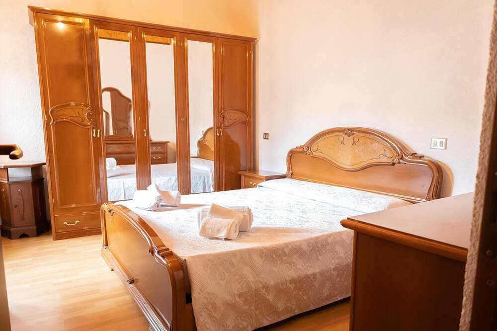 Foto 2 von 28: [Typical Apartment in the Courtyard] Lake Lugano