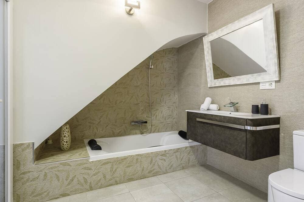 Foto 12 von 30: Sitges Centre Mediterranean House- 5 Bed/4 Bath/Private Pool- Sleeps up to 11