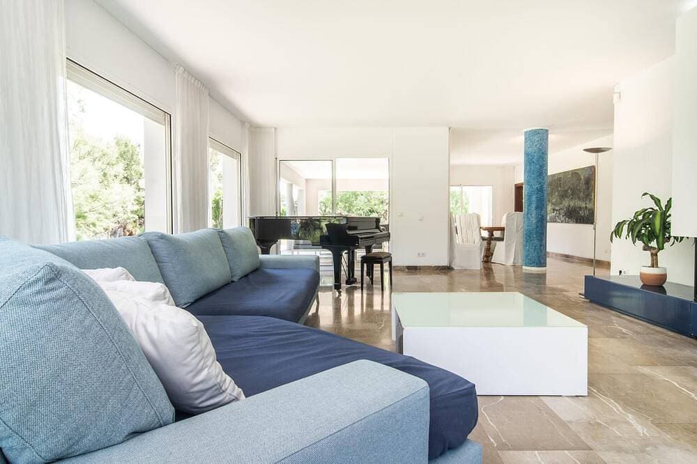 Foto 4 von 30: Wunderschönes Haus in Port Verd mit privatem Swimmingpool, der sowohl drinnen.