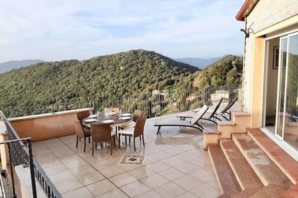 Panoramic sea and mountain views, sleeps 2 to 10 1
