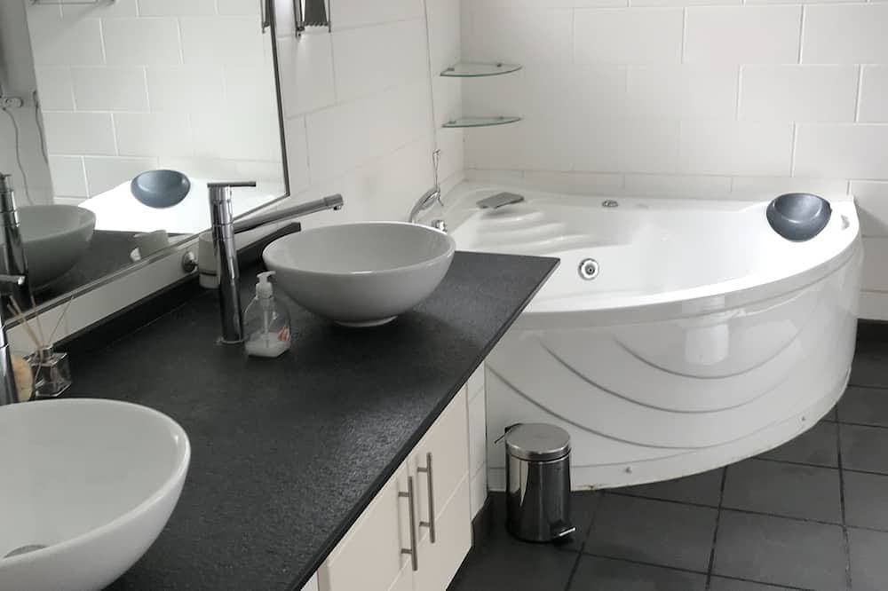 Foto 6 von 30: Moderne Villa mit 3 Schlafzimmern in der Nähe von Puerto Banus und Marbella - 1 Block vom Strand entfernt