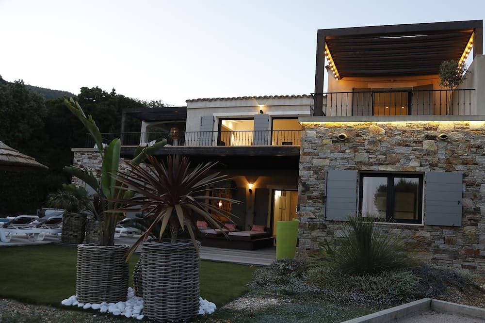 Foto 4 von 30: Herrliche Aussicht Villa Meer, den Pool, 300 m vom Strand, Bootsmotor 12m,