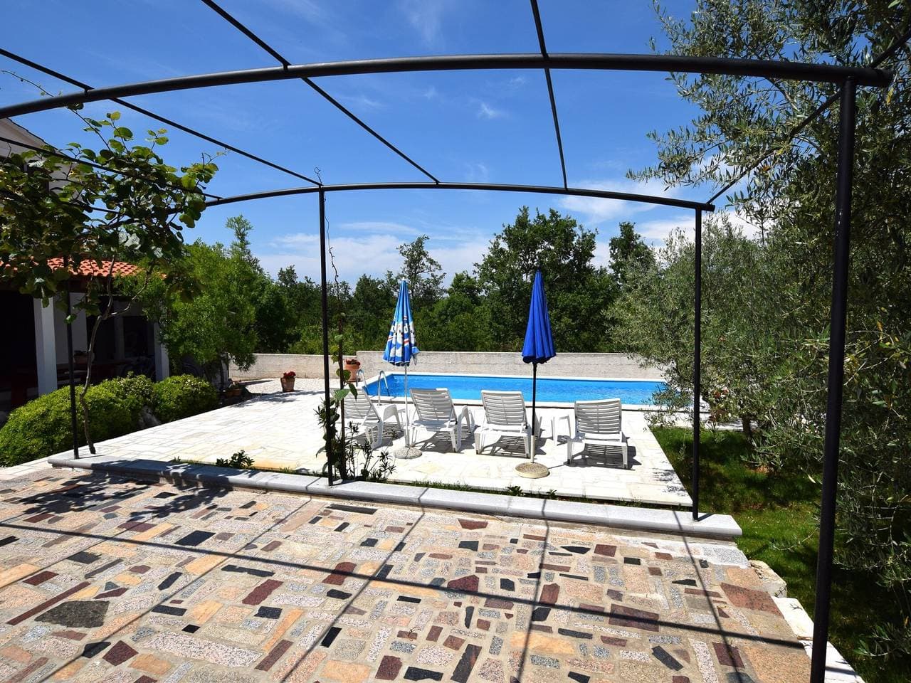 Foto 12 von 59: Charmante Villa mit Pool in Zbandaj