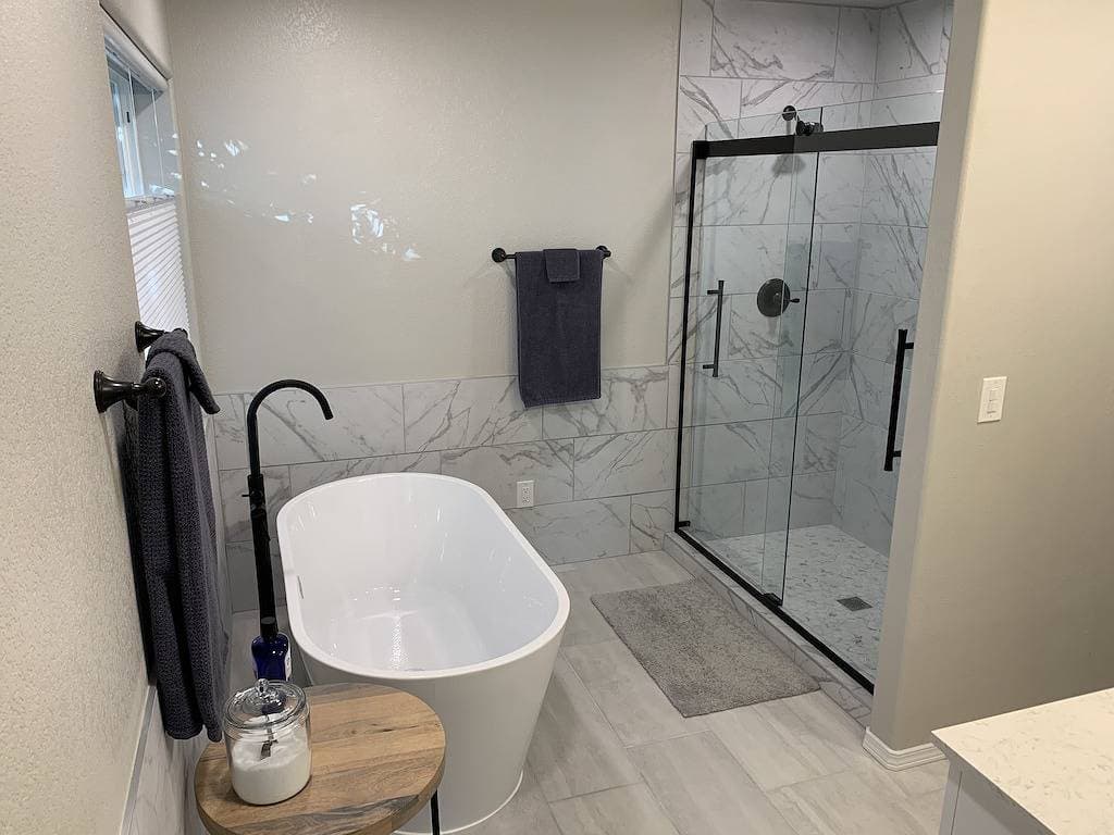 The Hidden Gem House- 3 Bedroom house with hot tub 1