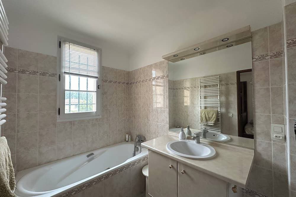 Foto 5 von 28: Au Cœur de la Provence Superbe Maison de 230m2jardin 2500m2 Jacuzzi11 Couchages