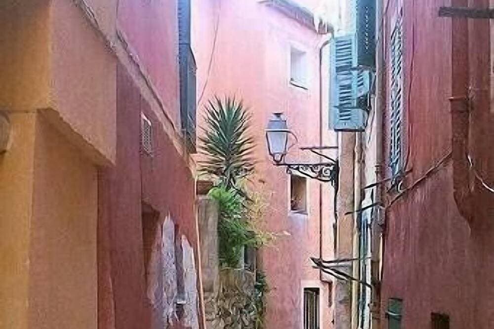 Foto 1 von 30: Are Charme Wohnung im alten Nizza, mit Blick auf den Garten und nahe am Meer