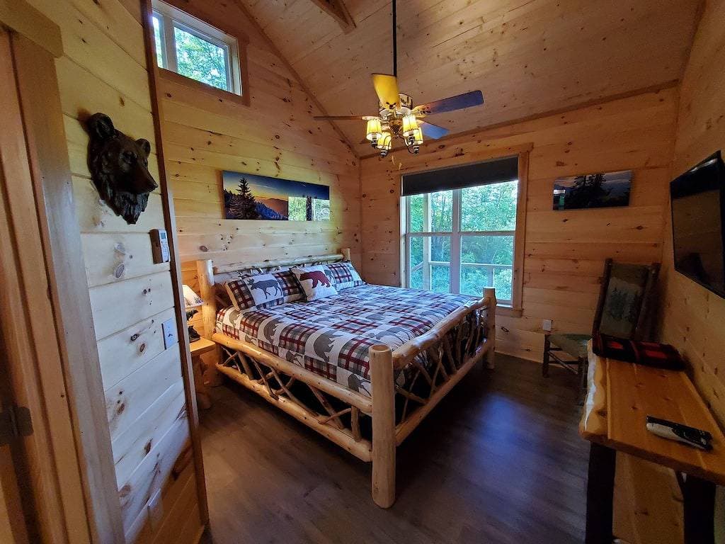 Foto 10 von 43: Private Cabin • Hot Tub • 2 Kings
