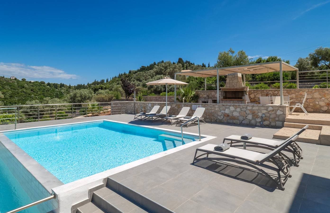 Foto 2 von 21: Stylish Contemporary Villa with Sea Views near Vathy Tavernas