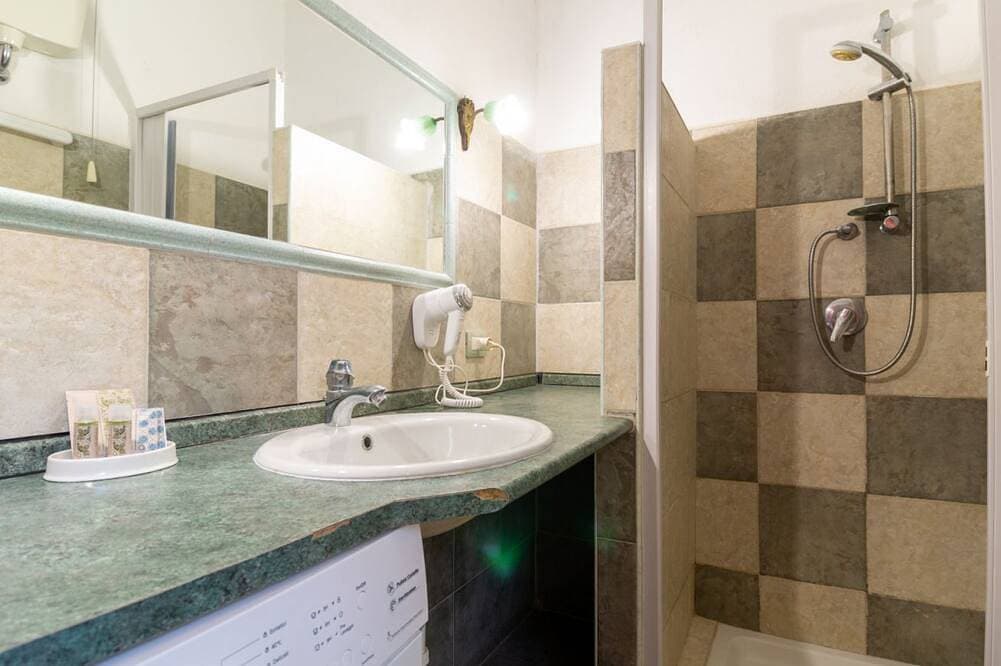 Foto 9 von 20: Willkommen im Casa Grecale, einem gemütlichen Ferienhaus in Pistis an der wunderschönen Westküste Sardiniens. Ein perfekter Ort für alle, die einen entspannten Urlaub inmitten der Natur und umgeben von atemberaubenden Landschaften verbringen möchten