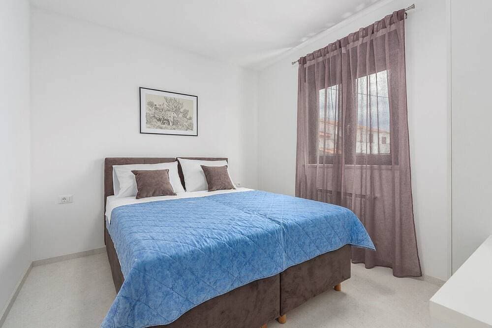 Foto 3 von 18: Ferienwohnung Zrnic IV mit Blick auf die Stadt