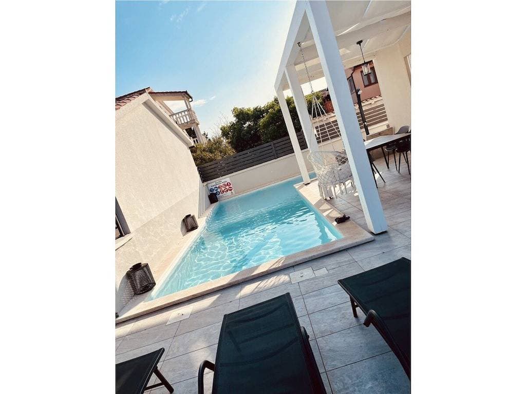 Foto 9 von 42: Ferienhaus in Peroj mit Schwimmbecken