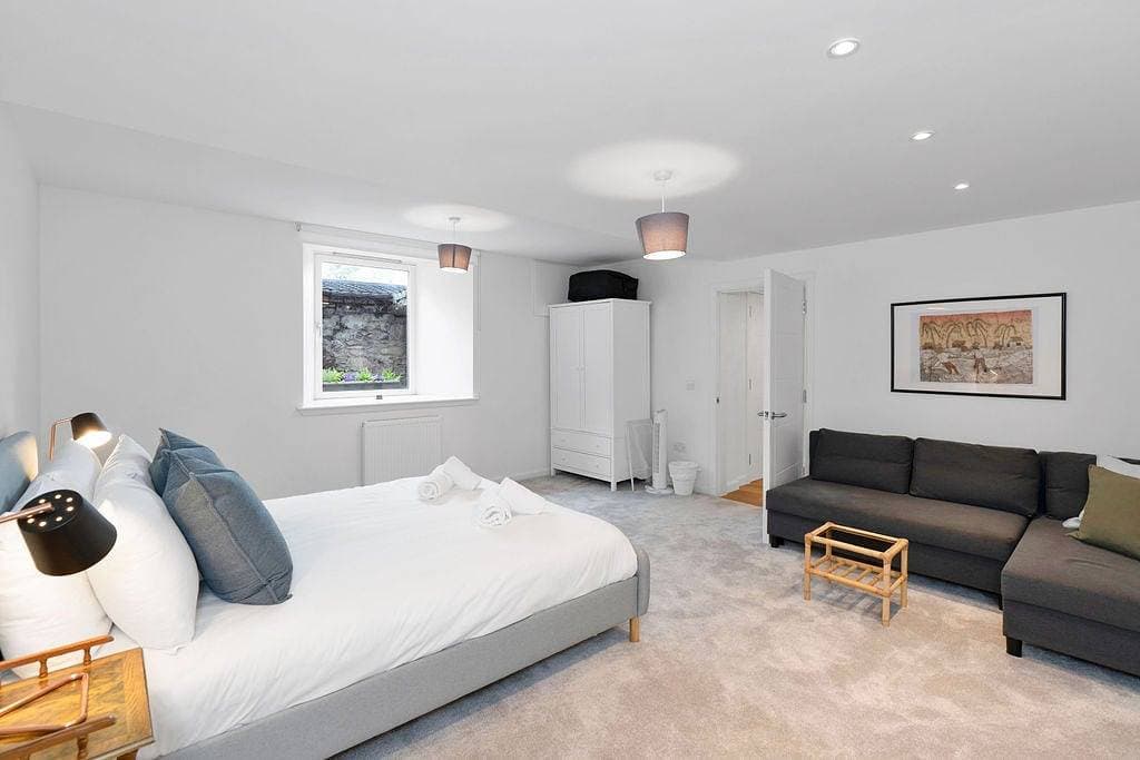 Foto 6 von 41: GuestReady - 2bed w Private Patio in Edinburgh