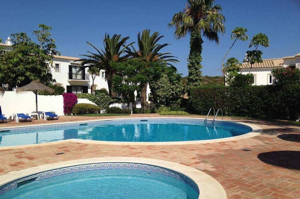 Foto 13 von 17: Ferienvilla mit Pool.