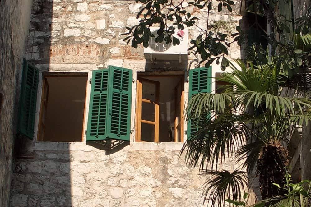 Foto 9 von 24: Charakter gut ausgestattet (rechts) Studio-Apartment im historischen Zentrum von Kotor