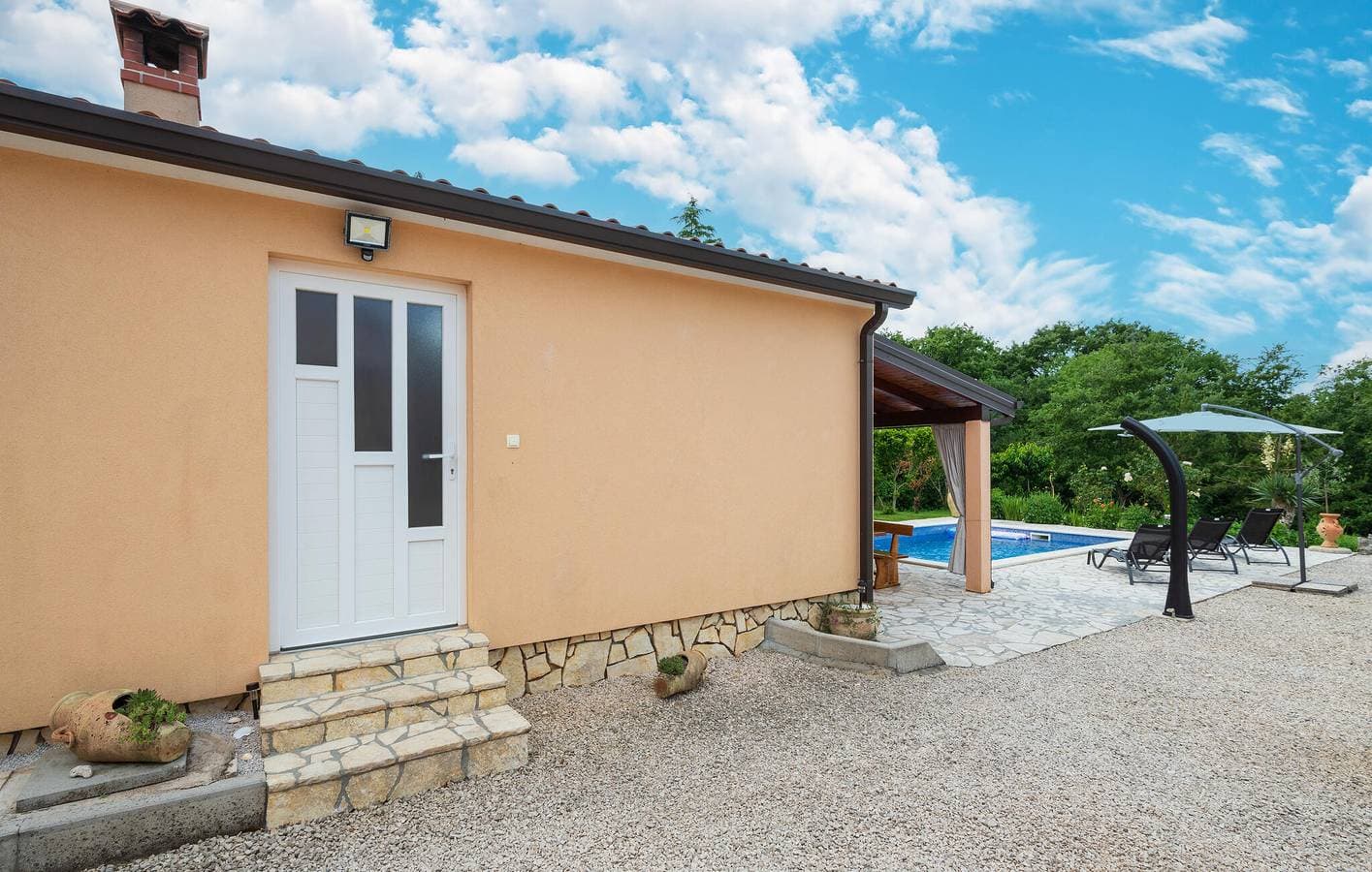 Foto 4 von 54: Geräumige 2-Zimmer-Wohnung mit Terrasse, WLAN und Parkplatz in der Nähe des Stadtzentrums