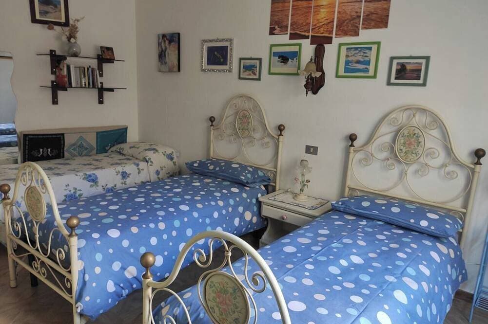 Foto 4 von 30: Mila's House: spacious house between sea and mountains. Maxi rooftop terrace, BBQ, A/C