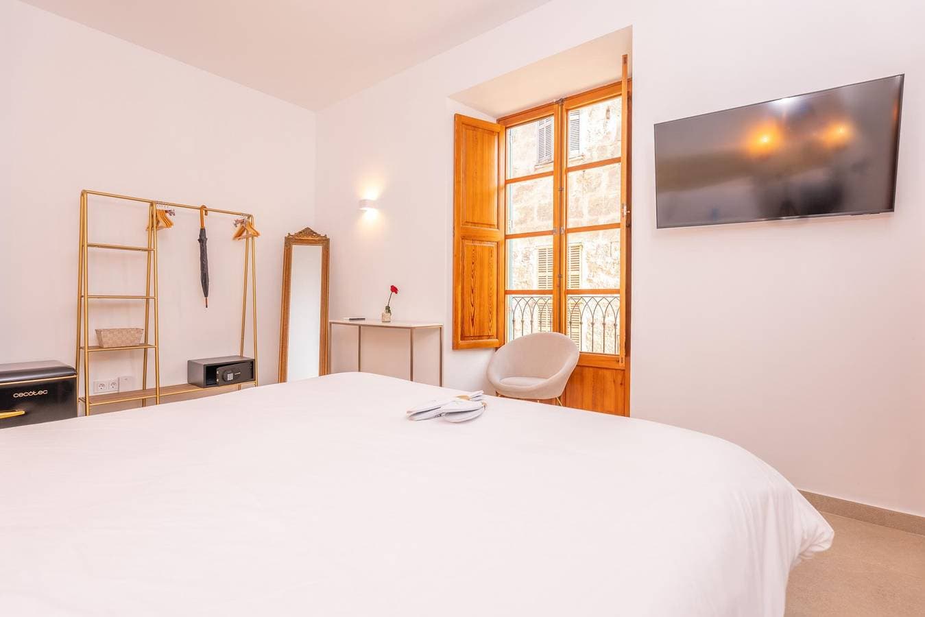 Foto 7 von 68: Cas Català - Junior Suite Vc -  Schönes Zimmer in einem Boutique-Hotel mit Blick auf die Stadt, Gemeinschaftspool und kostenlosem WLAN