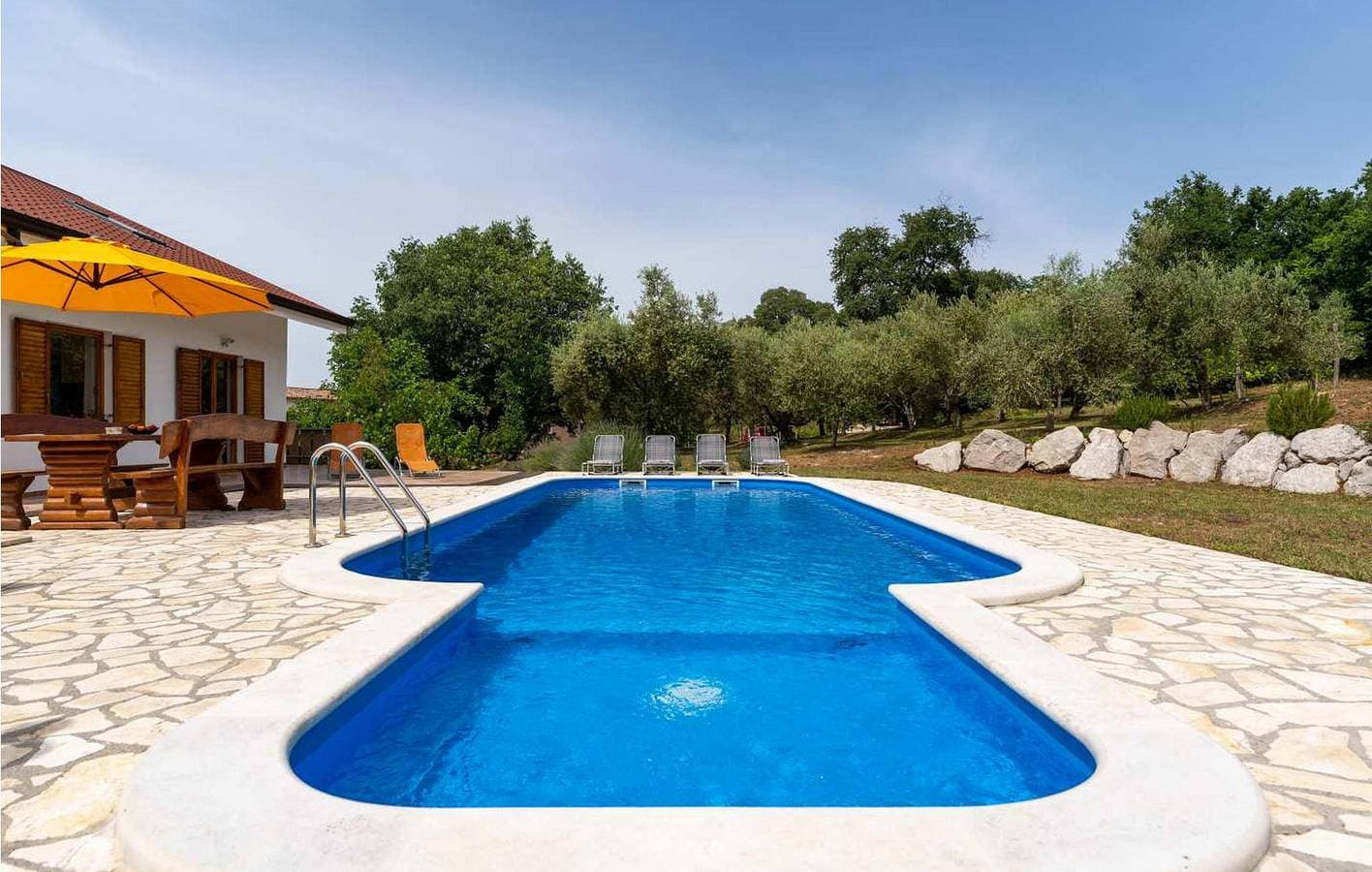 Foto 7 von 46: Geräumige 2-Zimmer-Wohnung mit Pool, Terrasse und WLAN in der Nähe des Flusses Mirna