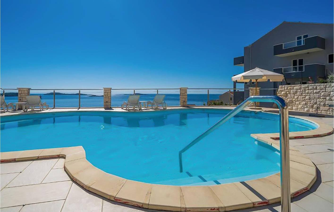 Foto 4 von 20: Apartment mit Meerblick, Pool, Terrasse und nur wenige Schritte vom Strand entfernt