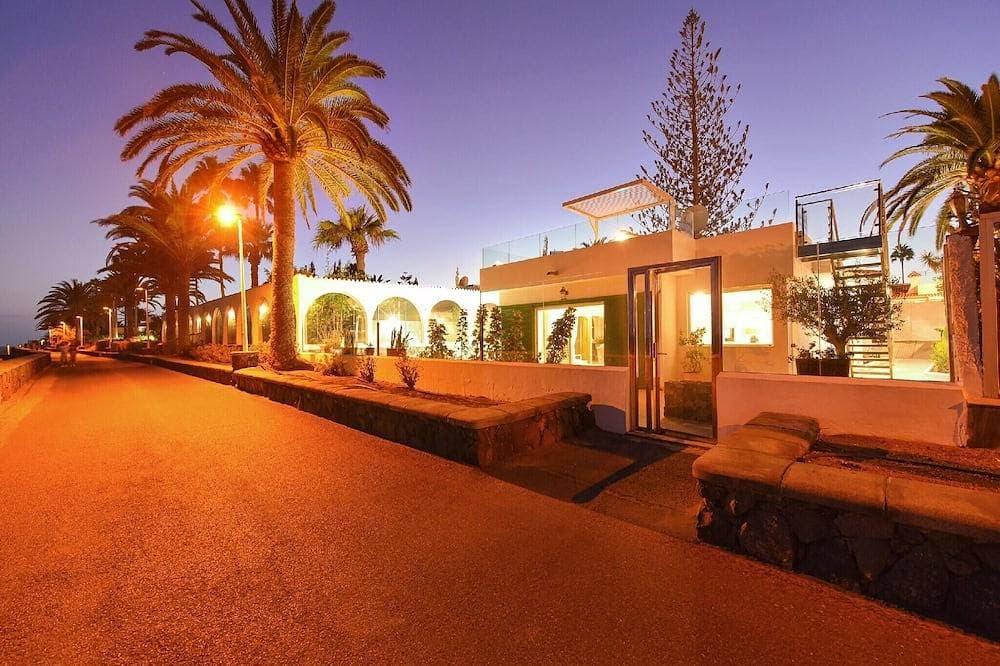Foto 9 von 30: Villa Beachfront del Ingles | Exclusive Accommodation | Breathtaking Views Over the Sea and Dunes | Private Heated Pool | Terrace & BBQ | 200 m to Beach | Playa del Ingles