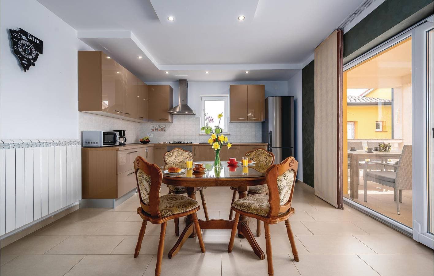 Foto 6 von 34: Gemütliche 137 m² große Wohnung mit Terrasse, WLAN und Parkplatz in der Nähe von Sehenswürdigkeiten