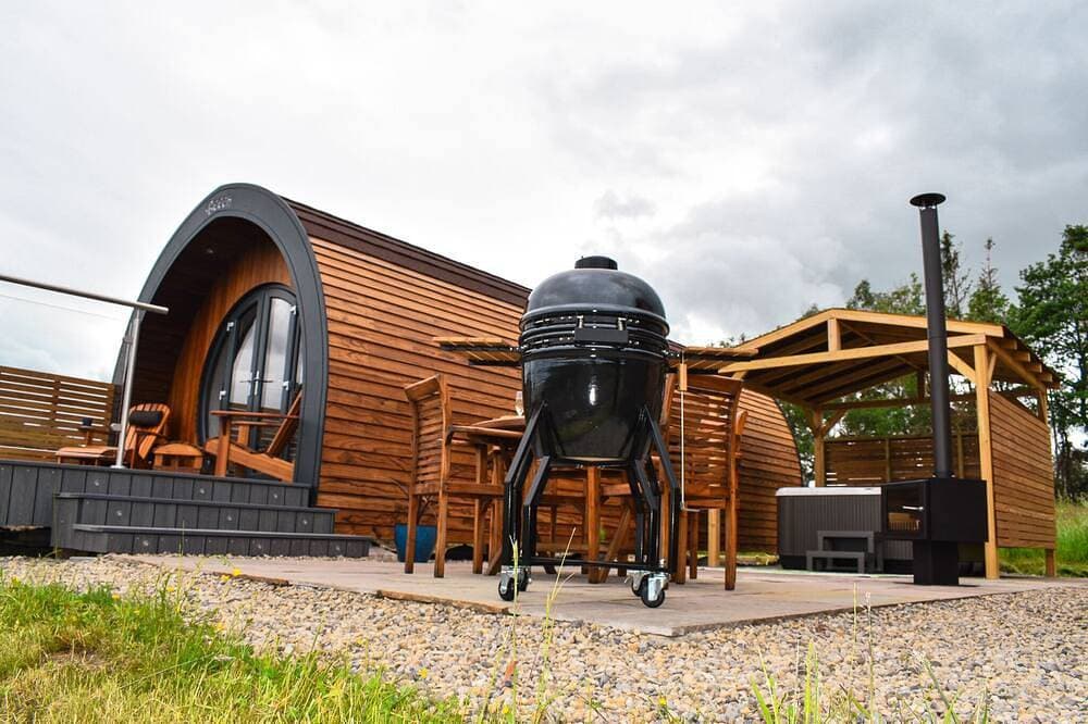 Foto 6 von 22: Derecroft Glamping Luxury Lodgepods with Jacuzzi Hot Tub