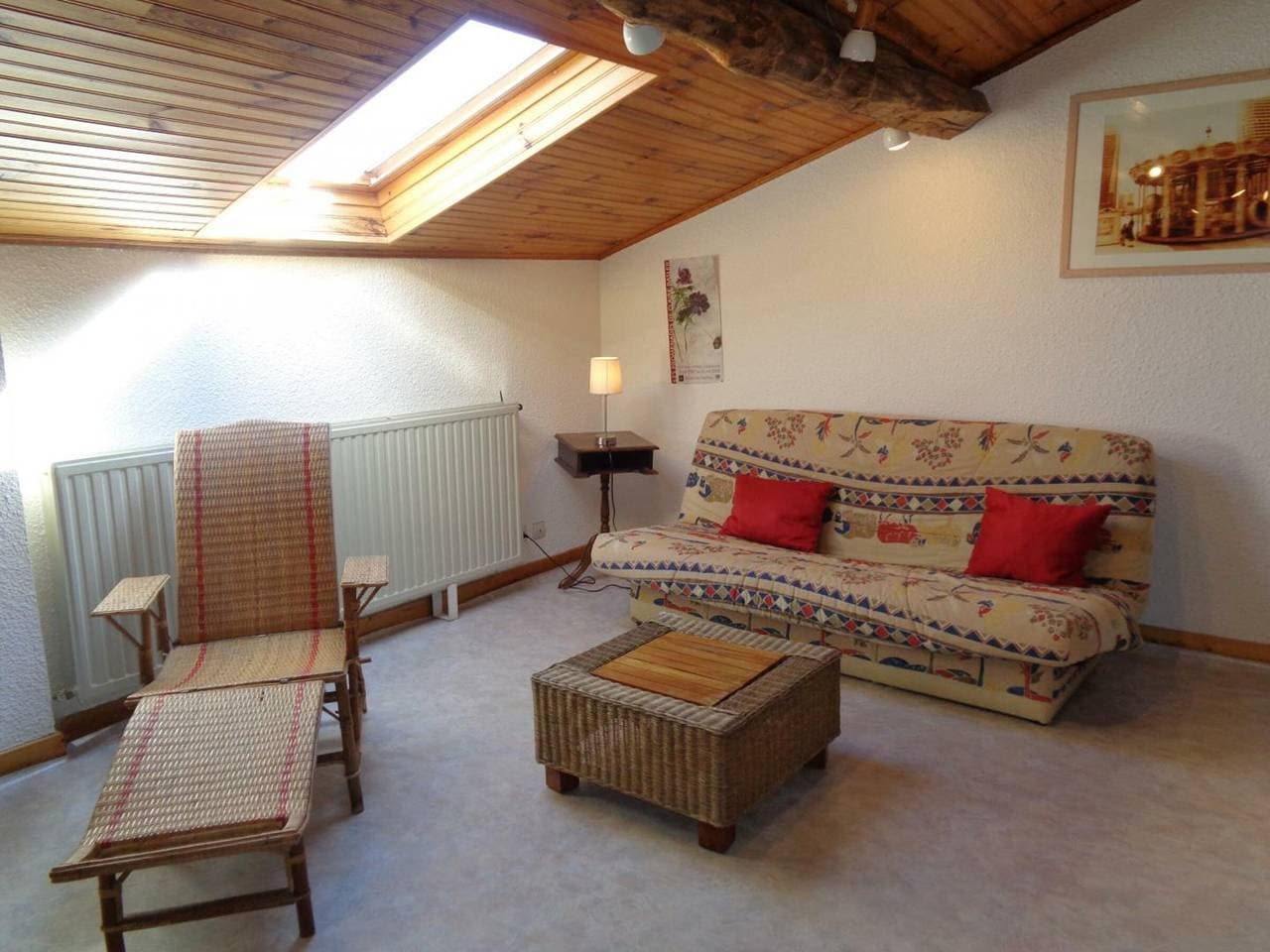 Foto 10 von 17: 132 m² großes Ferienhaus mit Kamin und Garten in Renaison
