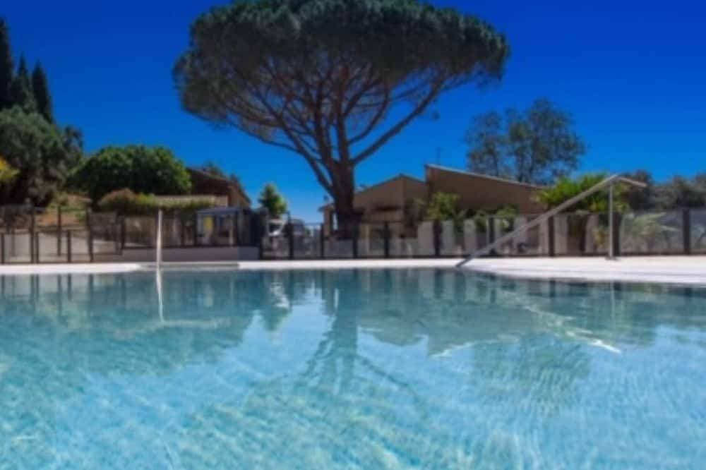 6-person air-conditioned luxury bungalow with private Jacuzzi in enclosed garden 1
