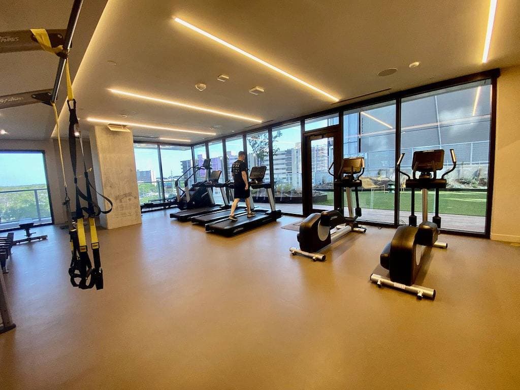 Foto 10 von 34: Luxury Condo w/ Lake View -Walk to Rainey & Lake, Pool, Gym, King Bed, Nespresso