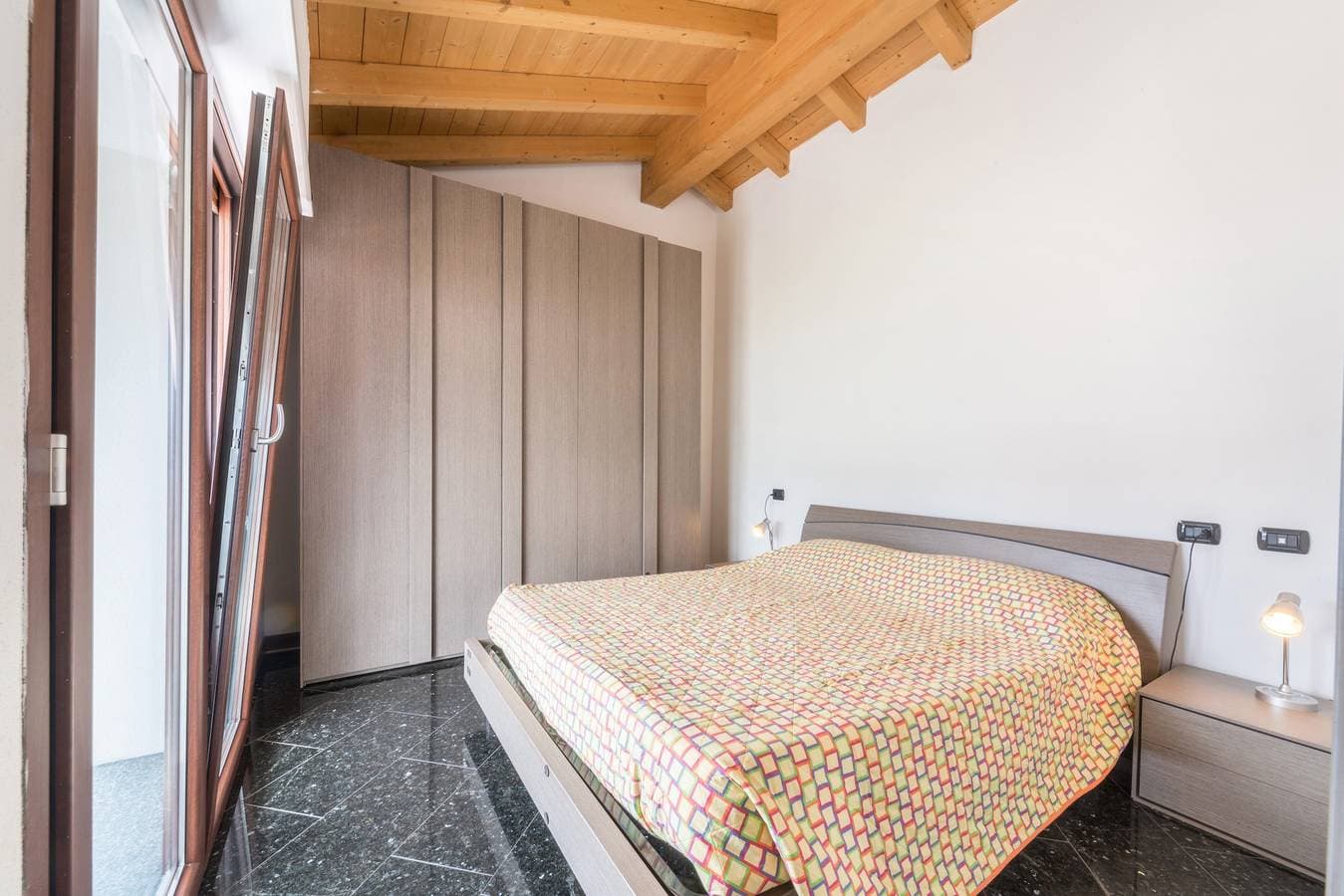 Foto 12 von 24: 1-Schlafzimmer-Wohnung mit Klimaanlage und WLAN, Seeblick, Garten, Parkplatz