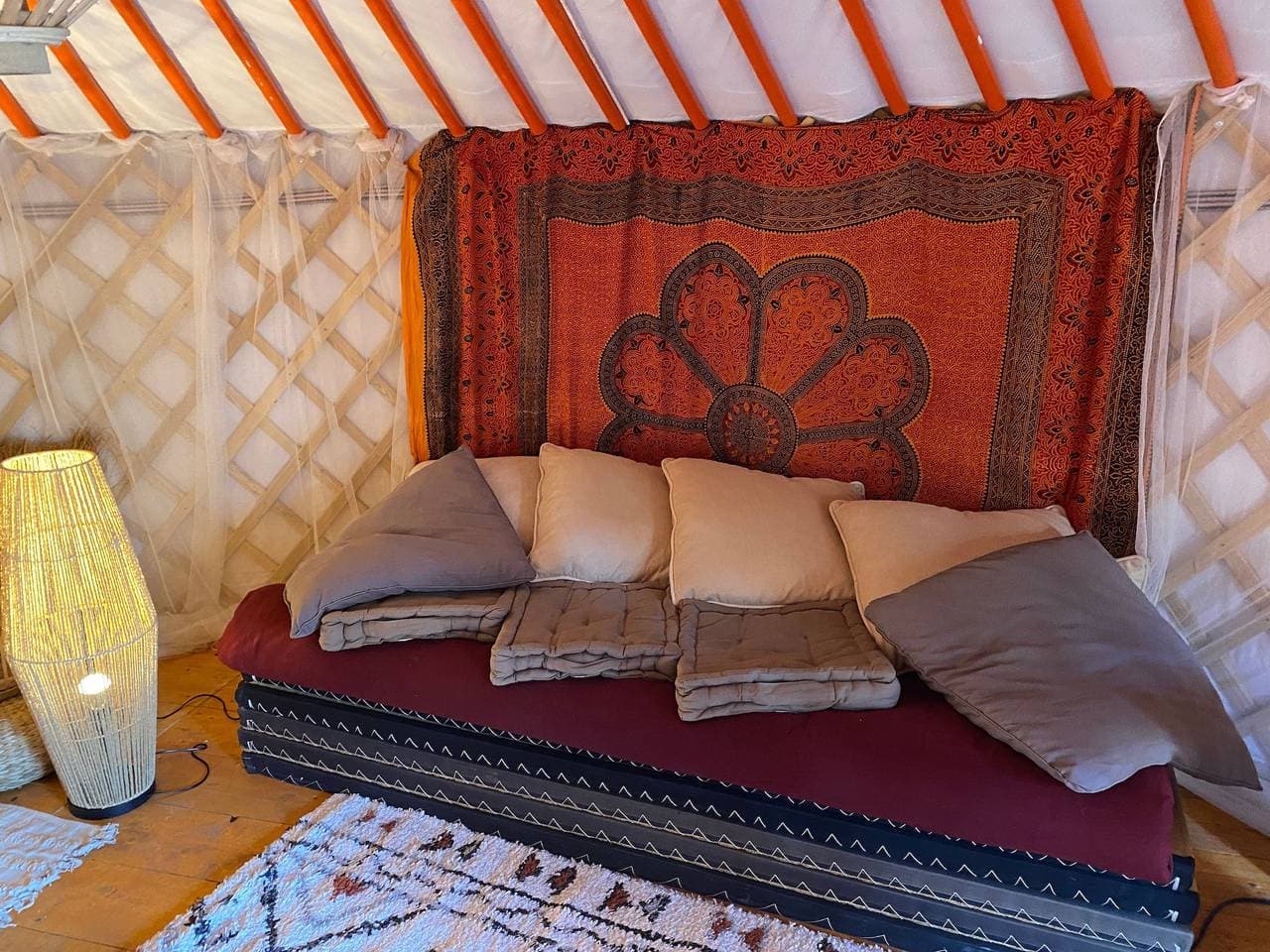 Foto 4 von 10: Glamping „Warme Jurte“ mit privater Terrasse und gemeinsamem Garten