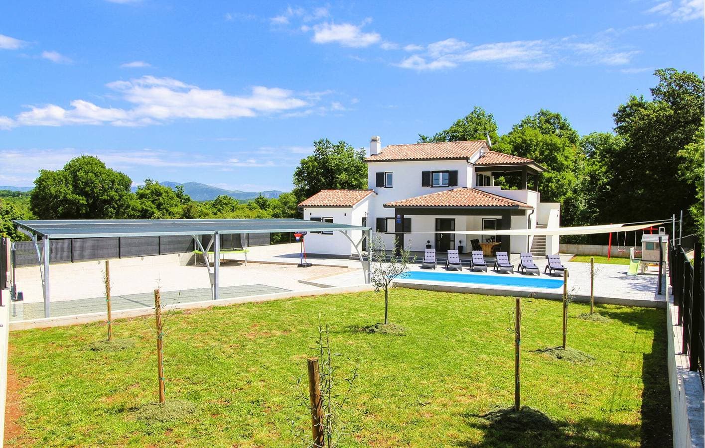 Foto 2 von 43: Geräumige 110 m² große Wohnung mit Pool und Terrasse in Raša, 2 km vom Stadtzentrum entfernt
