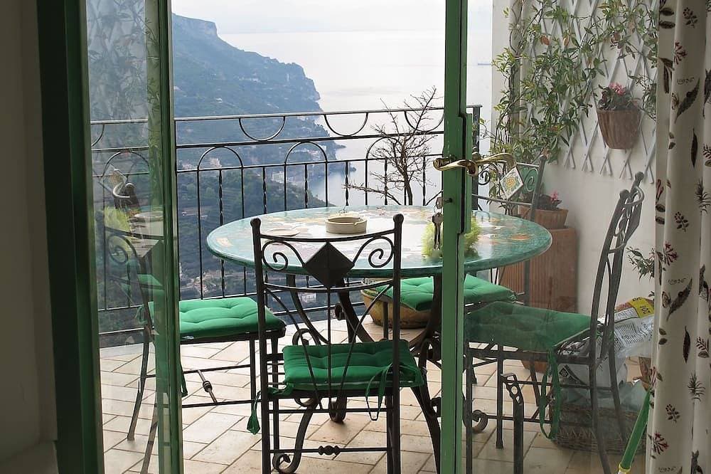 Foto 10 von 17: Eine Terrasse zum Träumen an einem fantastischen Ort inmitten der Amalfiküste