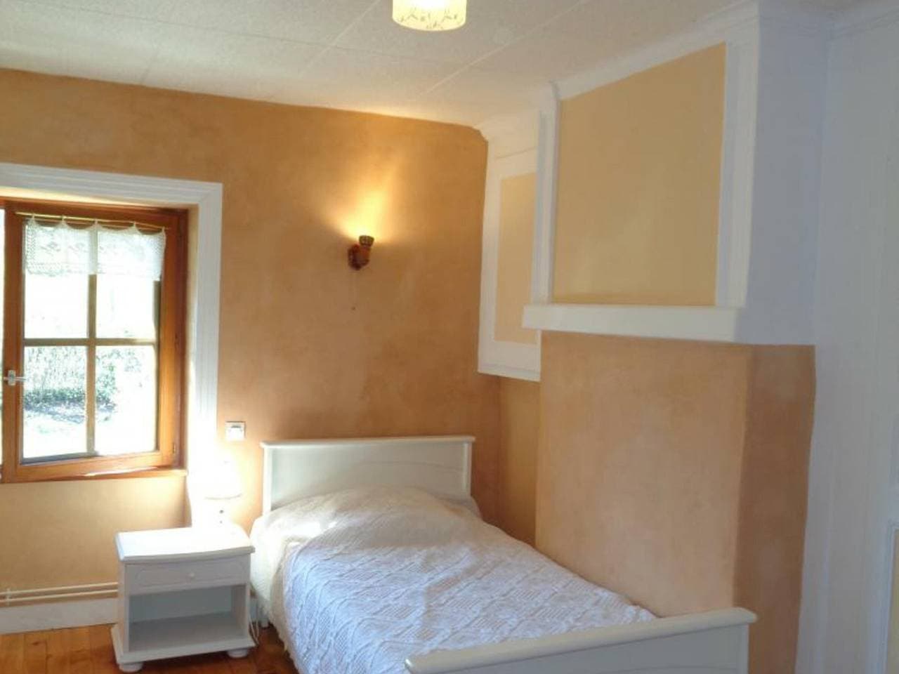 Foto 8 von 17: 132 m² großes Ferienhaus mit Kamin und Garten in Renaison