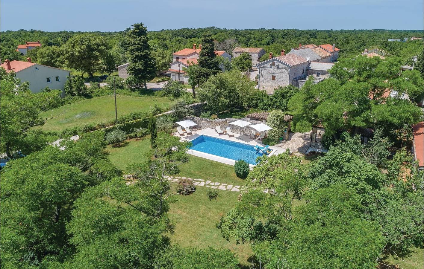 Foto 2 von 36: Gemütliche 2-Zimmer-Wohnung mit Pool und WLAN, nur wenige Schritte vom Zentrum von Butkovići entfernt
