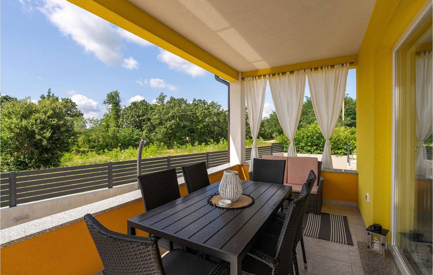 Foto 5 von 34: Gemütliche Unterkunft, 2 km von Raša entfernt – inklusive Pool, WLAN und Parkplatz!