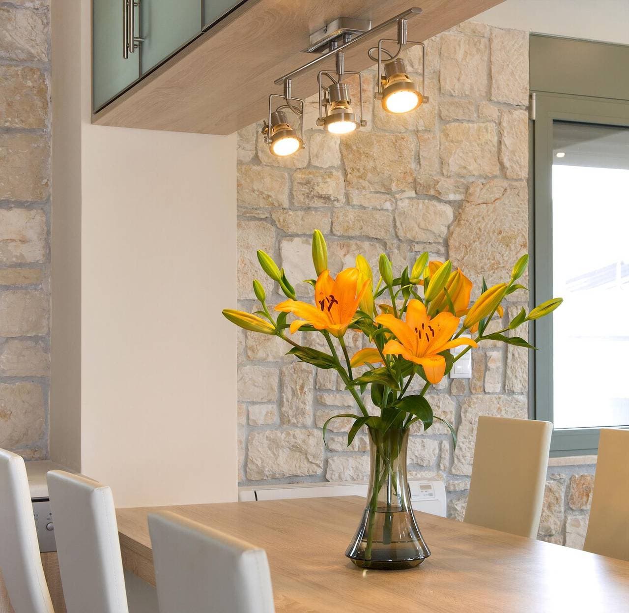 Foto 7 von 29: Stylish Contemporary Villa with Sea Views and Steps to the Water